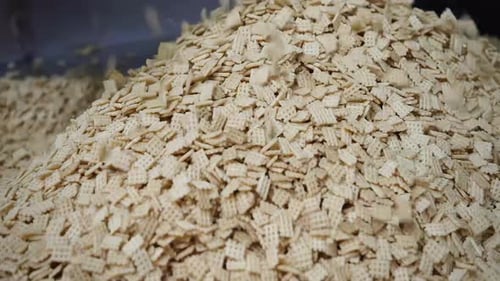 usine de gâteaux alimentaires sur une chaîne de montage, cookies automatisés sur une ligne de production de bandes transporteuses dans un fac