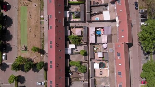 Luftvögel blicken von oben nach unten in ein niederländisches Viertel mit zwei Reihen von Reihenhäusern und Adja