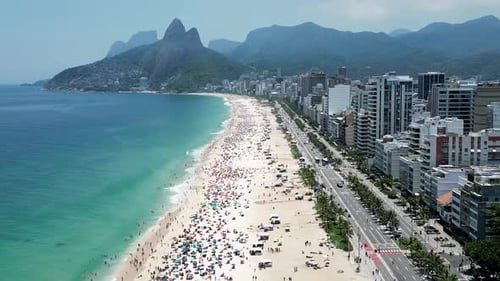 Praia de Ipanema no centro do Rio de Janeiro, no Rio de Janeiro, Brasil.