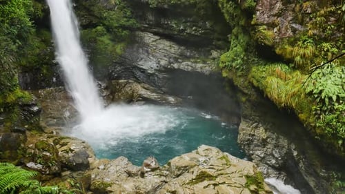Wasserfall, der in einen kleinen Pool im Dschungel fällt und in den Bergen von Falls Creek, New York, in einen Bach mündet