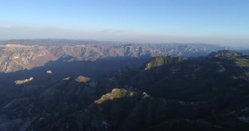 Vue aérienne de l'épique canyon d'Urique au coucher du soleil à Divisadero, dans la région de Copper Canyon, à Chihua