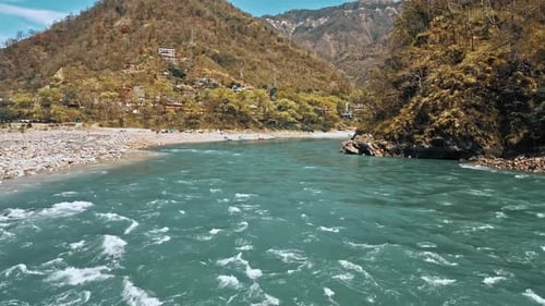 Le fleuve sacré du Gange vu de Haridwar, dans l'Uttarakhand