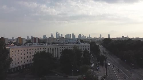 Luftdrohnenaufnahmen von Warschaus Hauptstadt Polens Stadtsilhouette mit Wolkenkratzer, Stadtwald und b