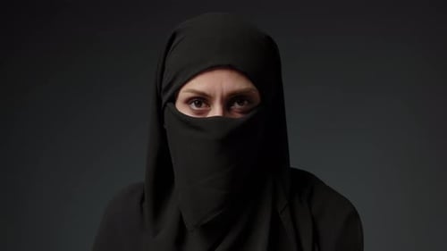Gesicht mit natürlichem Make-up eines attraktiven muslimischen Mädchens, das einen traditionellen Hijab-Schal trägt