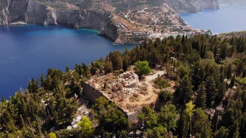 Paysages étonnants du village d'Assos (Asos) et vue sur les montagnes environnantes de Céphalonie en Grèce -