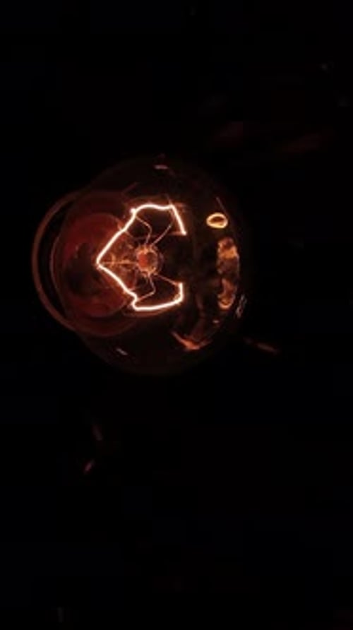 Ampoule réelle allumant le scintillement et éteignant la vidéo verticale