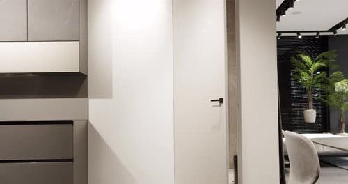 La puerta blanca minimalista cerrada en una casa moderna. Apartamento con puerta blanca