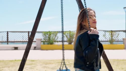 Le lent swing d'une femme qui s'amuse