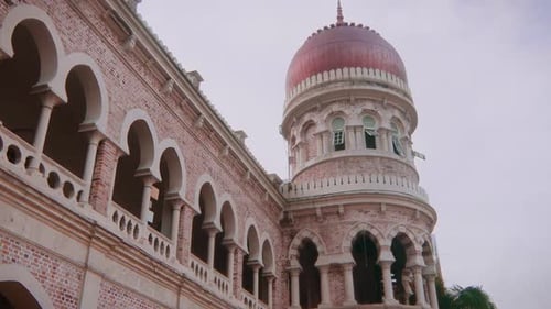Mittelaufnahme des Sultan Abdul Samad Building, eines alten denkmalgeschützten Gebäudes aus dem Jahr 1900
- Kuala Lumpur, männlich