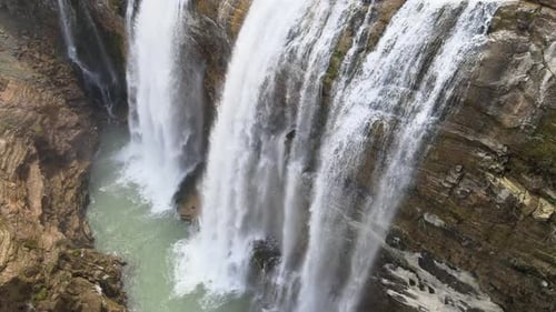 fließender Wasserfall