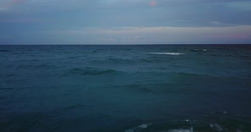 Drohnenaufnahmen. Tagsüber am Meereshorizont, Rückzug zum Sandstrand.