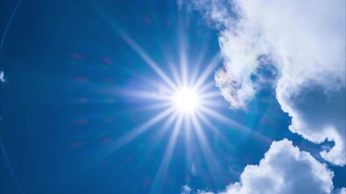Vue aérienne d'un ciel magnifique avec des nuages et du soleil un jour d'été.