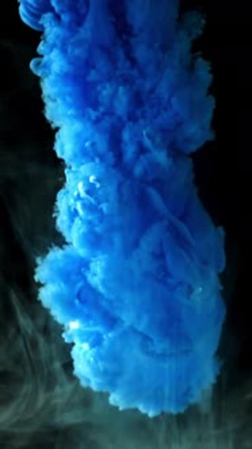 Encre bleue dans l'eau sur fond noir filmée par une caméra haute vitesse à 1000 images par seconde