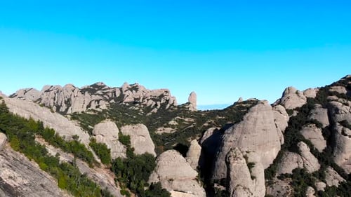 Vue aérienne : la chaîne de montagnes de Montserrat vue du ciel
