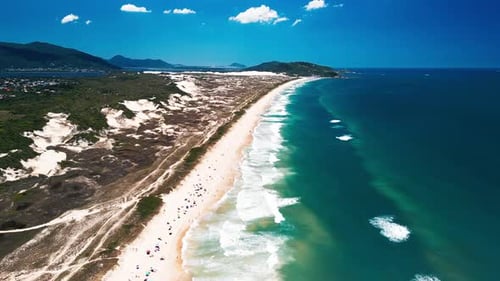 Luftaufnahme des überfüllten Sandstrandes in Brasilien während der Sommerferien Menschen genießen den Sommer