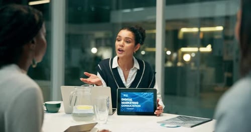 Marketing digital, pantalla y debate sobre mujeres, grupos y SEO para la promoción de libros electrónicos y en línea