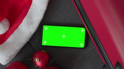 La technologie Chroma Key simplifie le montage Vidéo pendant les fêtes de fin d'année, ce que symbolise la valise