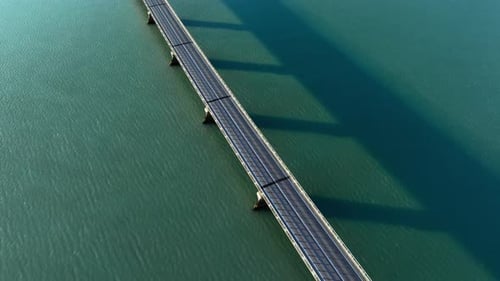 Brücke über türkisfarbenes Meerwasser Städtische Infrastrukturstraße für Autos Schöne abstrakte Landschaft in