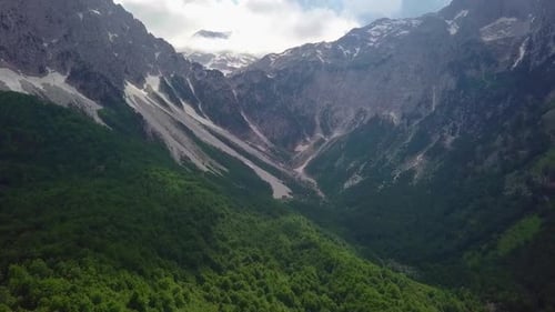 Superbes montagnes et vallées à Valbona Kukes, Albanie, Europe de l'Est. Survol aérien