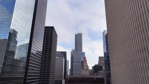 Vidéo d'un drone survolant les bâtiments du centre-ville avec le Pennzoil Place et le Gulf Building en arrière-plan