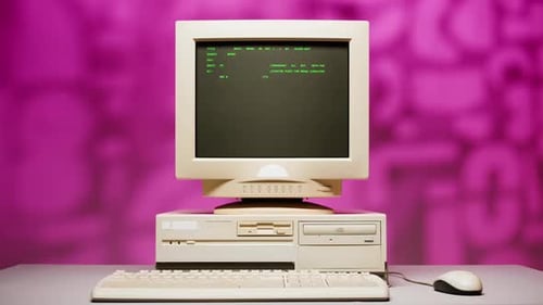 Retro-PC mit Ladecode Konsolen-Programmierer Skripte erstellen Grüner Basisbildschirm Altes Computerstudio