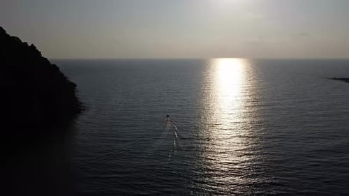 Zumbido en 4k de un barco en el océano en Koh Kood, Tailandia