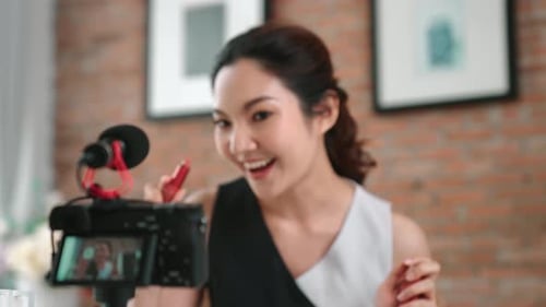 Mujer influencer graba un vlog en vivo en streaming, reseña de vídeo, vivacidad, maquillaje, marketing