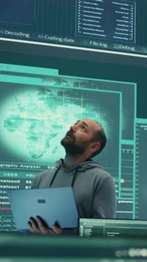 Vidéo verticale Un hacker gouvernemental examine des informations sur un grand écran dans les bureaux de l'Agence