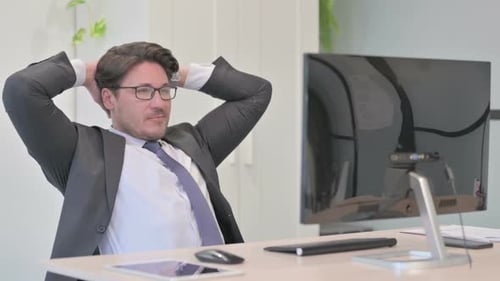 Jeune homme d'affaires confiant se relaxant au travail