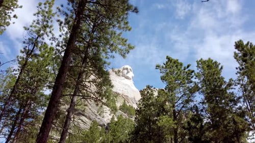 Las caras del monte Rushmore talladas en los árboles en un día soleado en Dakota del Sur
