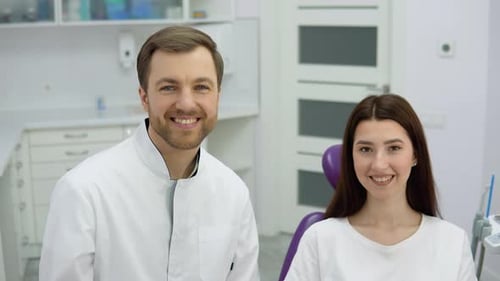 Porträt eines Zahnarztes mit einer jungen Patientin