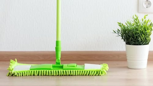 Grüner Wischmoppständer in Wandnähe