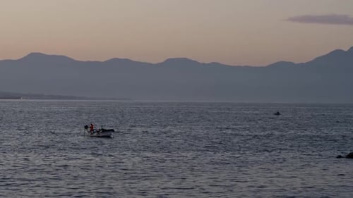 Fischerboote im Wasser. Neapel, Italien. Fischer, der Fische auf dem See fängt
.