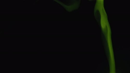 Grüne Rauch-Effekte auf schwarzem Hintergrund