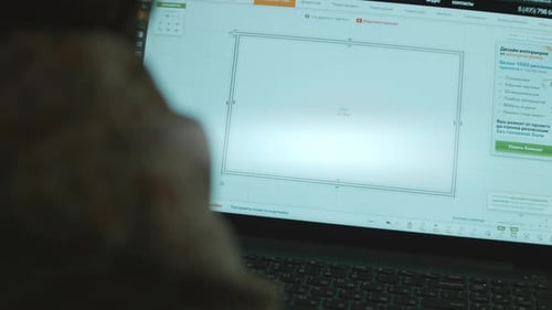 Architekt skizziert ein Hausdesign-Architekturprojekt auf einer Computer-App, die einen Grundriss zeigt
