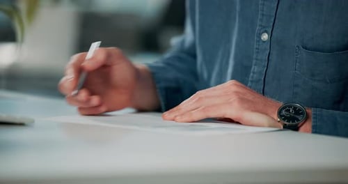 Mãos, homem e assinatura em papel para solicitação, acordo legal e informações do título de propriedade