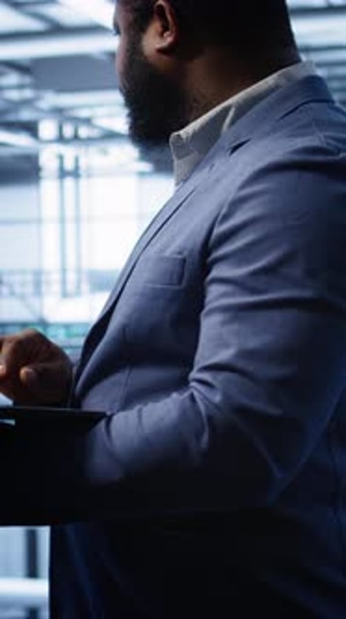 Desenvolvedor de software de vídeo vertical monitorando o consumo de energia do hardware do hub do servidor com laptop