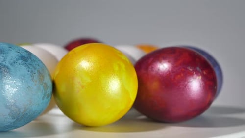 Farbige Eier drehen sich in einem Korb. Ostereier in allen Farben