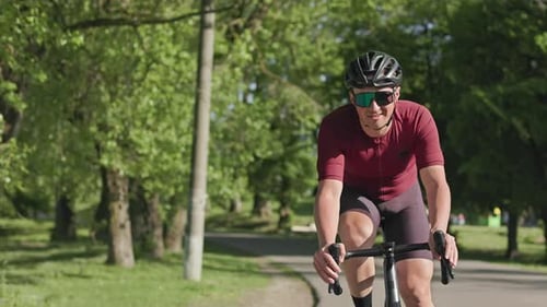Sportler radeln im Sommer mit dem Rennrad in ländlicher Umgebung