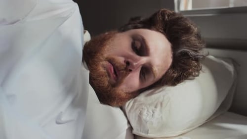 Un homme se réveille dans une clinique psychiatrique
