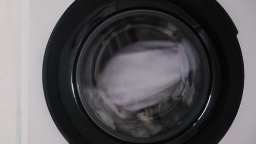 Les vêtements sont lavés dans une machine à laver