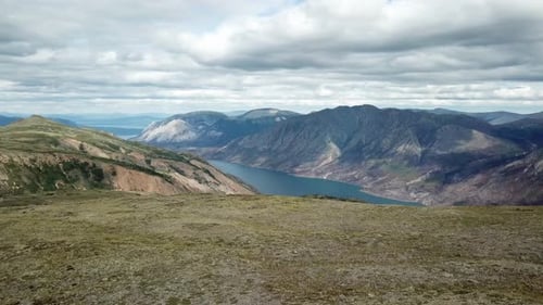 Paysage de montagnes juste à l'extérieur de Carcross, au Yukon