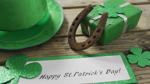 Texte de joyeux jour de la Saint-Patrick avec trèfles et chapeau vert avec espace de copie sur une table en bois