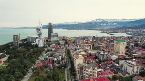 Vista desde Zumbido en la ciudad de Batumi, Georgia. Antigua antena de Batumi