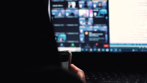 Câmera lenta de uma mulher usando véu para uma reunião de zoom em grupo. foto deslizante.