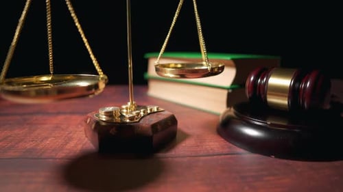 Close-up de um juiz, martelo e uma balança de justiça, livros de advogados jurídicos ou do Codex Concept of Law ou