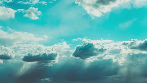 Les rayons du soleil brillent à travers les nuages sombres dans un ciel bleu nuageux