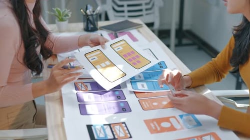 Les programmeurs discutent de l'analyse des données pour la programmation UX et UI en préparation à la technologie d'IA générative