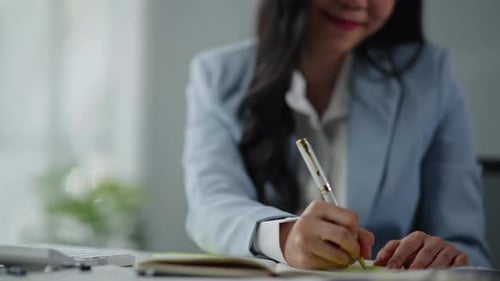 Die Teamwork-Unternehmensgruppe kalkuliert, arbeitet und brainstormt über Unternehmen.