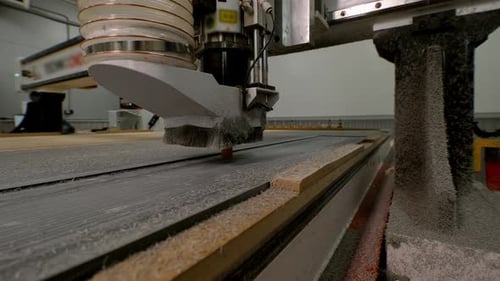 Punktbearbeitung mit einer CNC-Maschine: Innendetails bei der Herstellung von Möbelprodukten